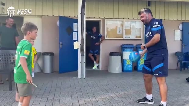 Gattuso plays with Swiss kids after training